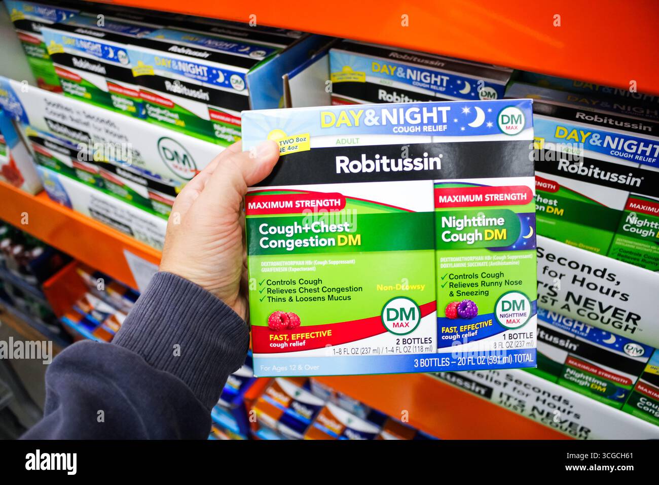Los Angeles, Californie, États-Unis - 2020 : vue d'une main tenant un paquet de Robitussin Day and Night toux Syrup, au magasin. Banque D'Images