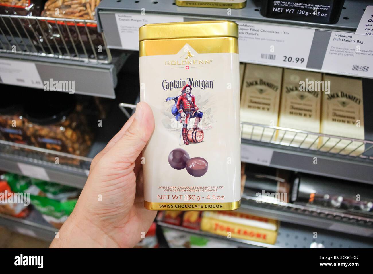 Los Angeles, Californie, États-Unis - 2020 : vue d'une main tenant un paquet de boules de chocolat Goldkenn Captain Morgan, au magasin. Banque D'Images