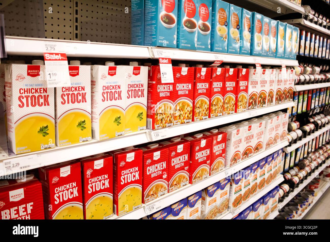 Los Angeles, Californie, États-Unis - 2020-02-02 : une vue de plusieurs étagères dédiées à une variété de bouillon de poulet et de produits en stock, chez Target. Banque D'Images