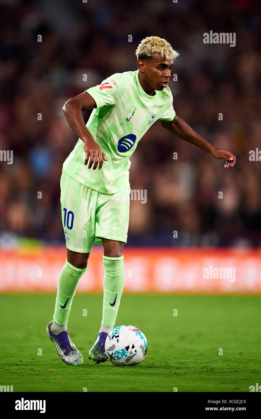 VALENCE, ESPAGNE - 23 AOÛT : Lamine Yamal du FC Barcelone lors du match LaLiga EA Sports entre Levante UD et le FC Barcelone à Ciutat de Valencia Banque D'Images