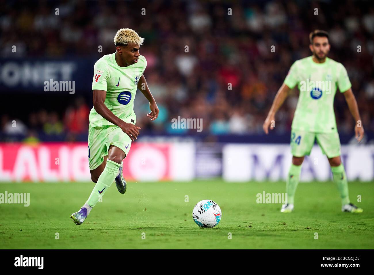 VALENCE, ESPAGNE - 23 AOÛT : Lamine Yamal du FC Barcelone lors du match LaLiga EA Sports entre Levante UD et le FC Barcelone à Ciutat de Valencia Banque D'Images