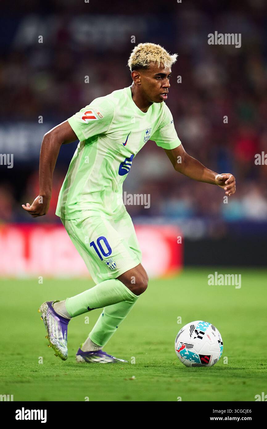 VALENCE, ESPAGNE - 23 AOÛT : Lamine Yamal du FC Barcelone lors du match LaLiga EA Sports entre Levante UD et le FC Barcelone à Ciutat de Valencia Banque D'Images
