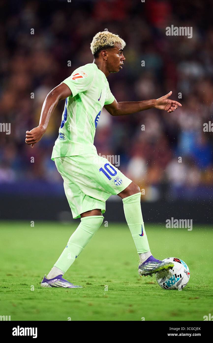 VALENCE, ESPAGNE - 23 AOÛT : Lamine Yamal du FC Barcelone lors du match LaLiga EA Sports entre Levante UD et le FC Barcelone à Ciutat de Valencia Banque D'Images