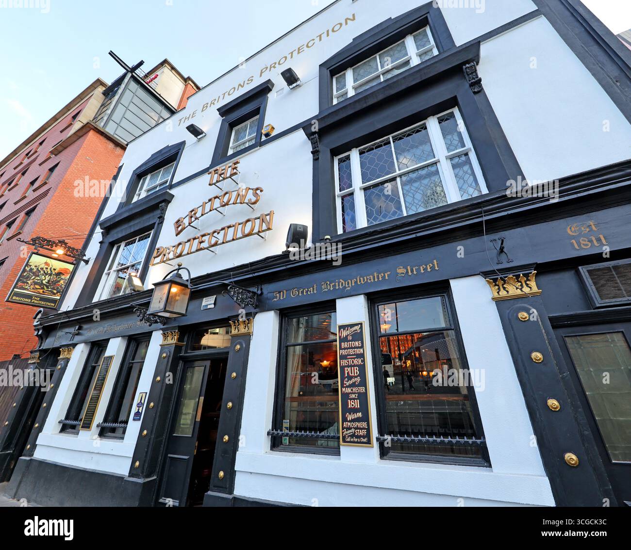 Extérieur du Britons protection, une maison publique historique de bière réelle sur Great Bridgewater Street dans le centre-ville de Manchester, Angleterre, Royaume-Uni. Le Grade II Banque D'Images