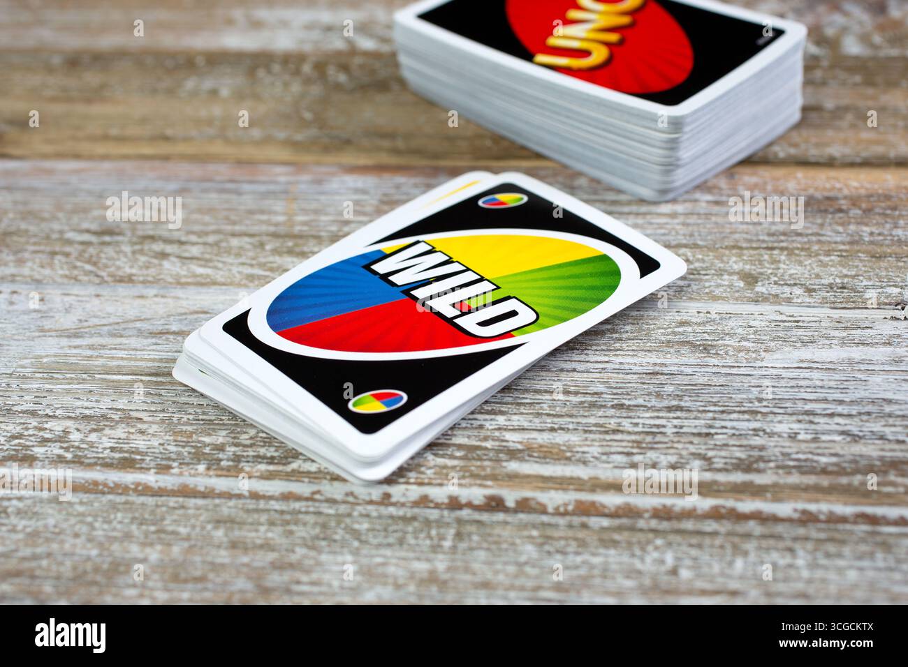 Los Angeles, Californie, États-Unis - 02-25-2020, une vue rapprochée d'un jeu de cartes Uno, mettant en vedette la célèbre carte Wild. Banque D'Images