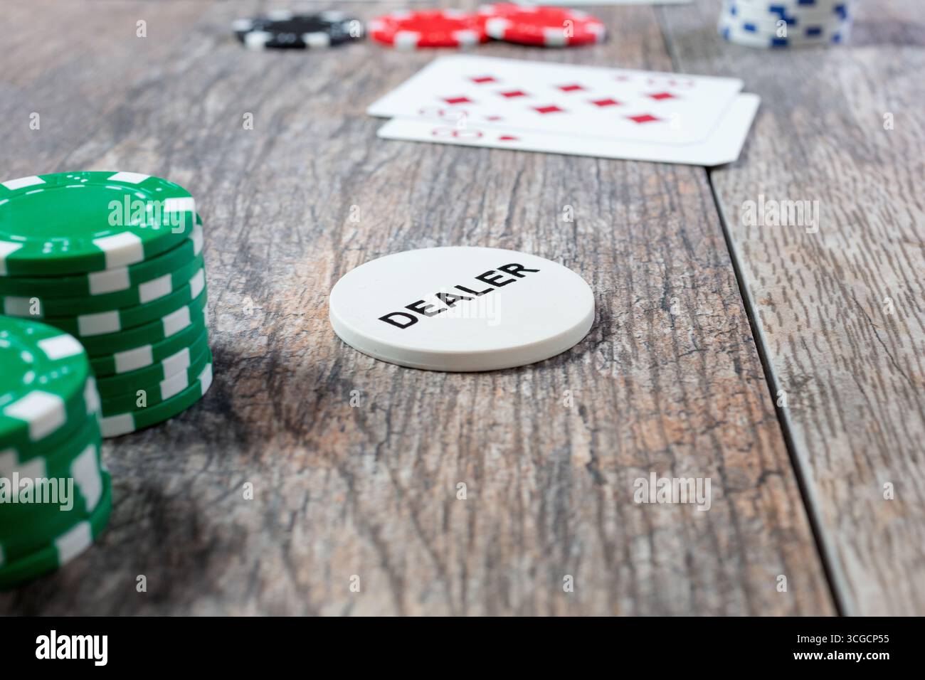 Vue du jeton du croupier dans un cadre de jeu de poker. Banque D'Images