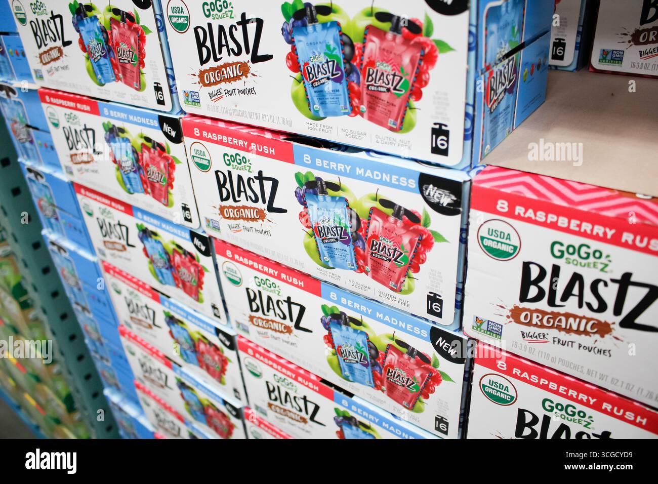 Los Angeles, Californie, États-Unis - 07-01-2020 : vue de plusieurs caisses de boîtes de jus bio GoGo Squeez Blastz, au magasin. Banque D'Images