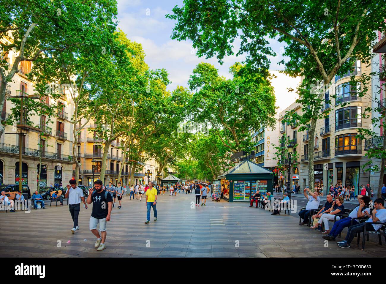 La célèbre passerelle piétonne la Rambla avec des boutiques, des cafés et des kiosques vendant des souvenirs à travers le centre historique de Barcelone, en Espagne. Banque D'Images