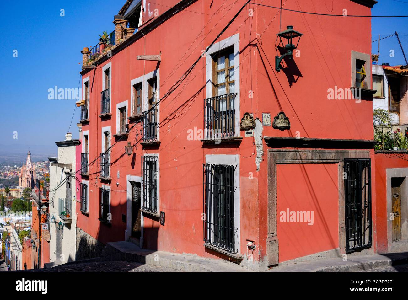 San Miguel de Allende, Mexique - 10 février 2025 : vue sur une rue dans le centre historique de San Miguel de Allende, Guanajuato, Mexique. Banque D'Images