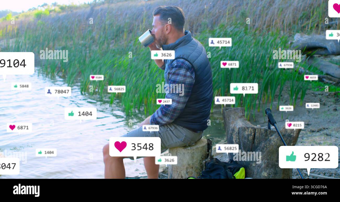 Homme en gilet sirotant de tasse de camping sur le moignon du lac, canne à pêche, icônes sociales, espace de copie Banque D'Images