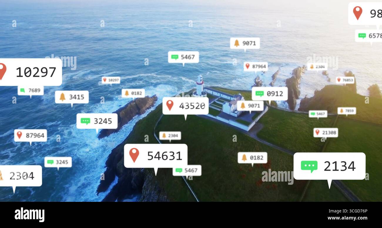 Phare blanc debout avec garniture rouge et bâtiment sur la falaise verte de la mer, avec des icônes de superposition numérique Banque D'Images