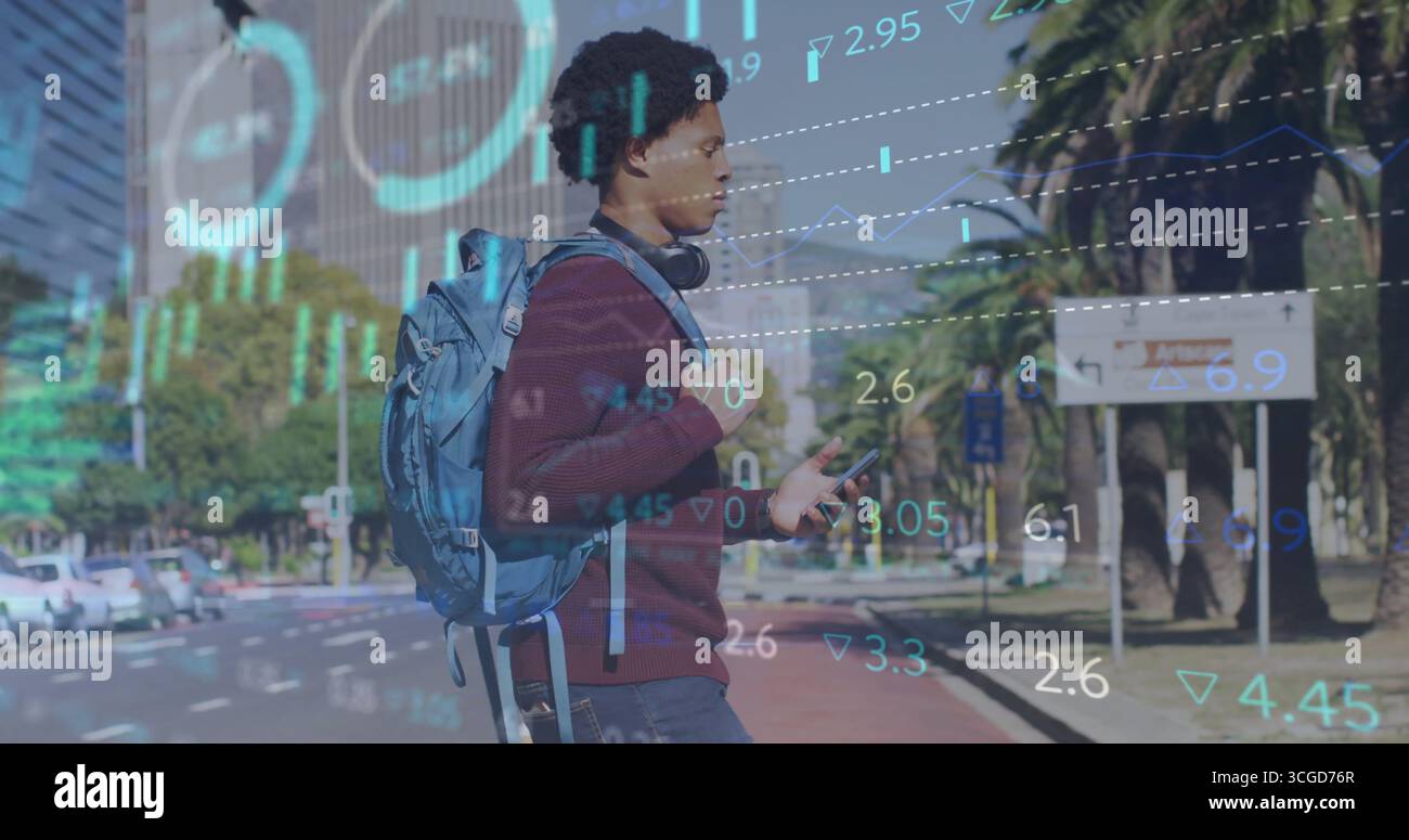 Homme portant un pull Bordeaux vérifiant smartphone près du scooter sur le trottoir, avec superposition de graphique boursier Banque D'Images