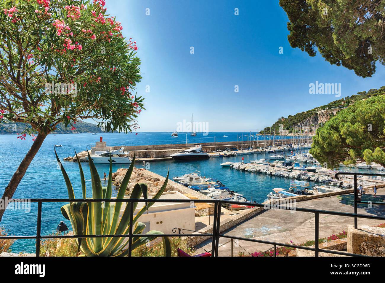 Grand angle vue sur le Port historique Port Royal avec petits bateaux, Villefranche-sur-mer, Alpes Maritimes, Côte d'Azur, , France Banque D'Images