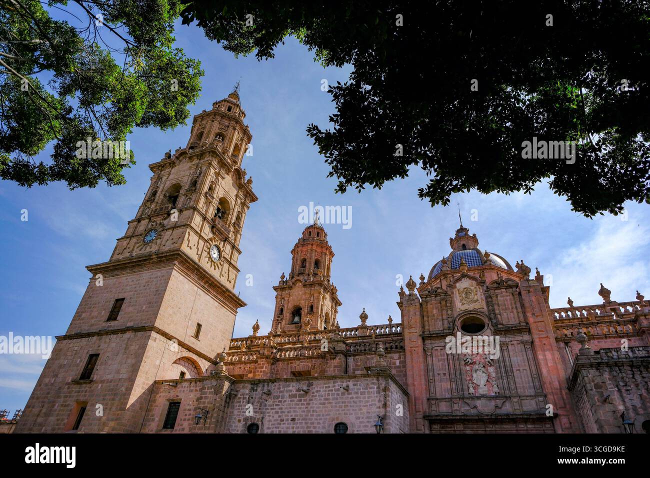 Morelia, Mexique - 16 février 2025 : Cathédrale métropolitaine de Morelia dans l'État de Michoacan, Mexique. Banque D'Images