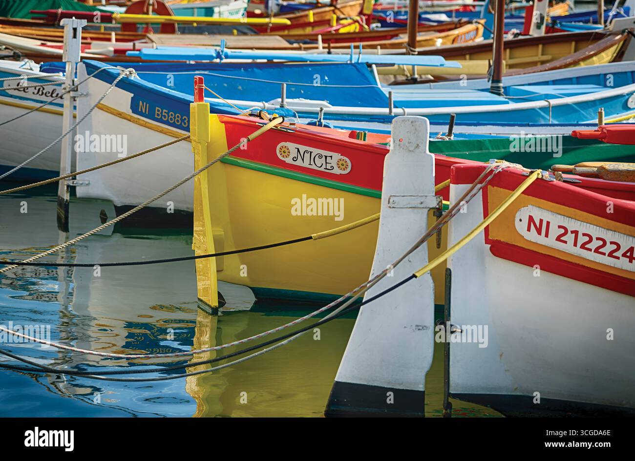 Vue rapprochée de petits bateaux de pêche traditionnels colorés, Port de Nice, Alpes-Maritimes, Côte d'Azur, France Banque D'Images