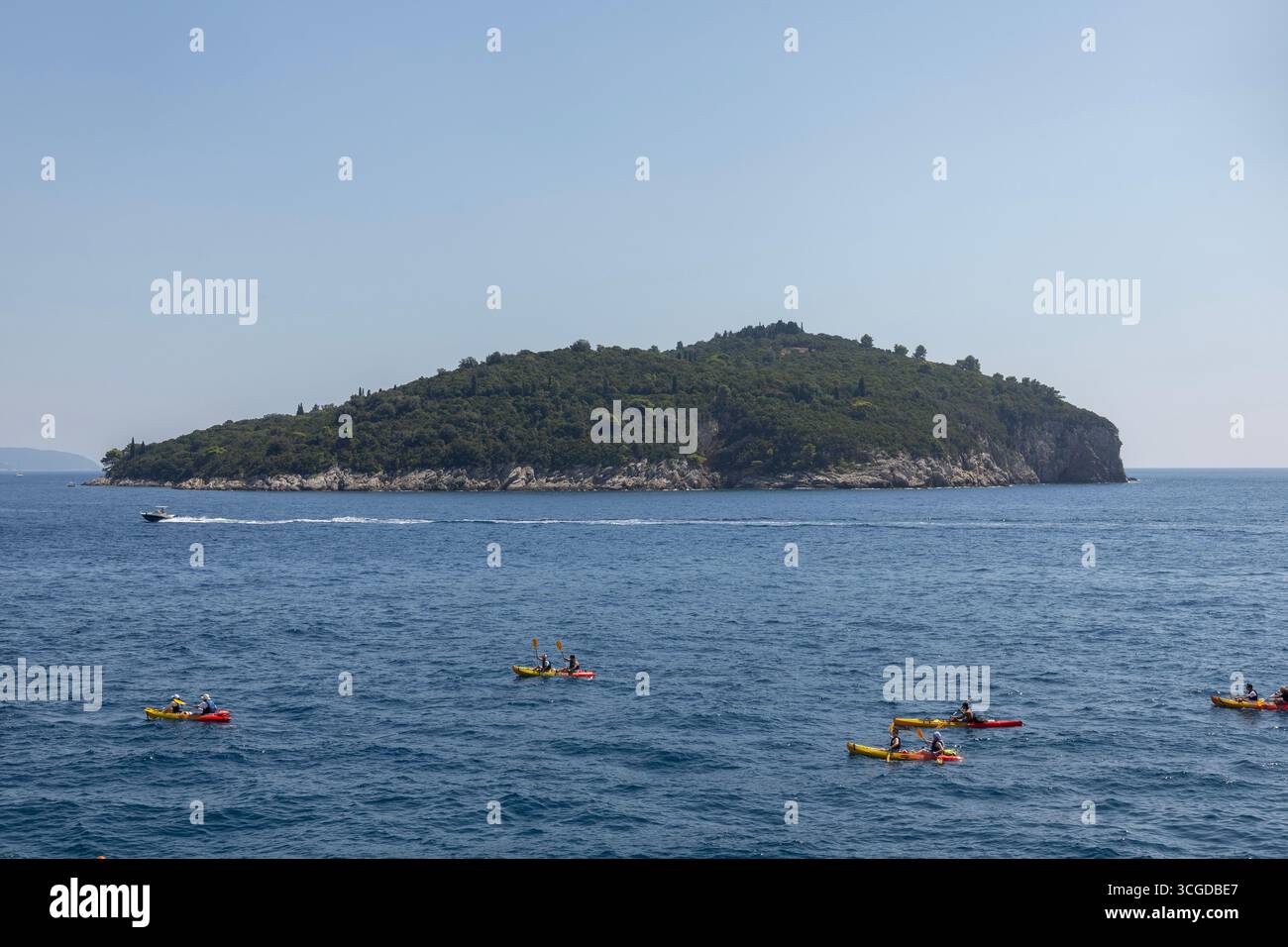 Vue sur l'île de Lokrum Buza Bar est une plage située en dehors des murs de la vieille ville de Dubrovnik Dubrovnik est une ville sur la côte sud de la Dalmatie Banque D'Images