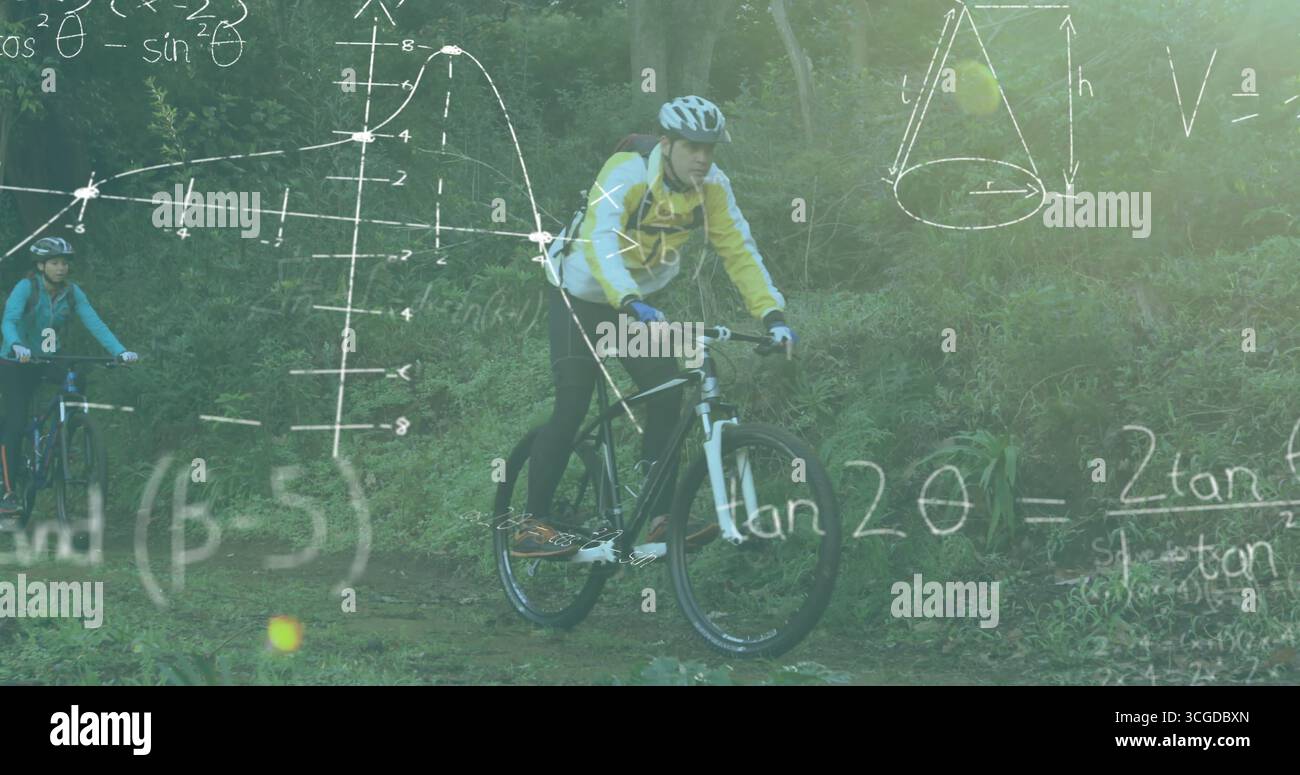 Pédalant homme adulte portant une veste jaune et un casque le long du sentier forestier, avec superposition mathématique Banque D'Images