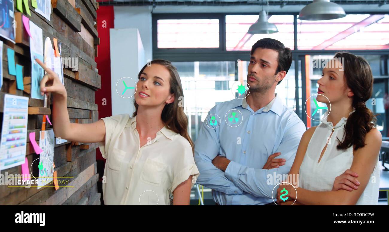 Pointant la femme en chemisier expliquant le plan au mur d'accent en bois, avec des notes adhésives, des graphiques, un espace de copie Banque D'Images