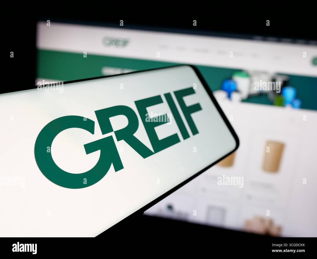 Dans cette illustration photo, un smartphone avec le logo de la société de fabrication américaine Greif Inc est vu sur l'écran en face du site Web. Banque D'Images