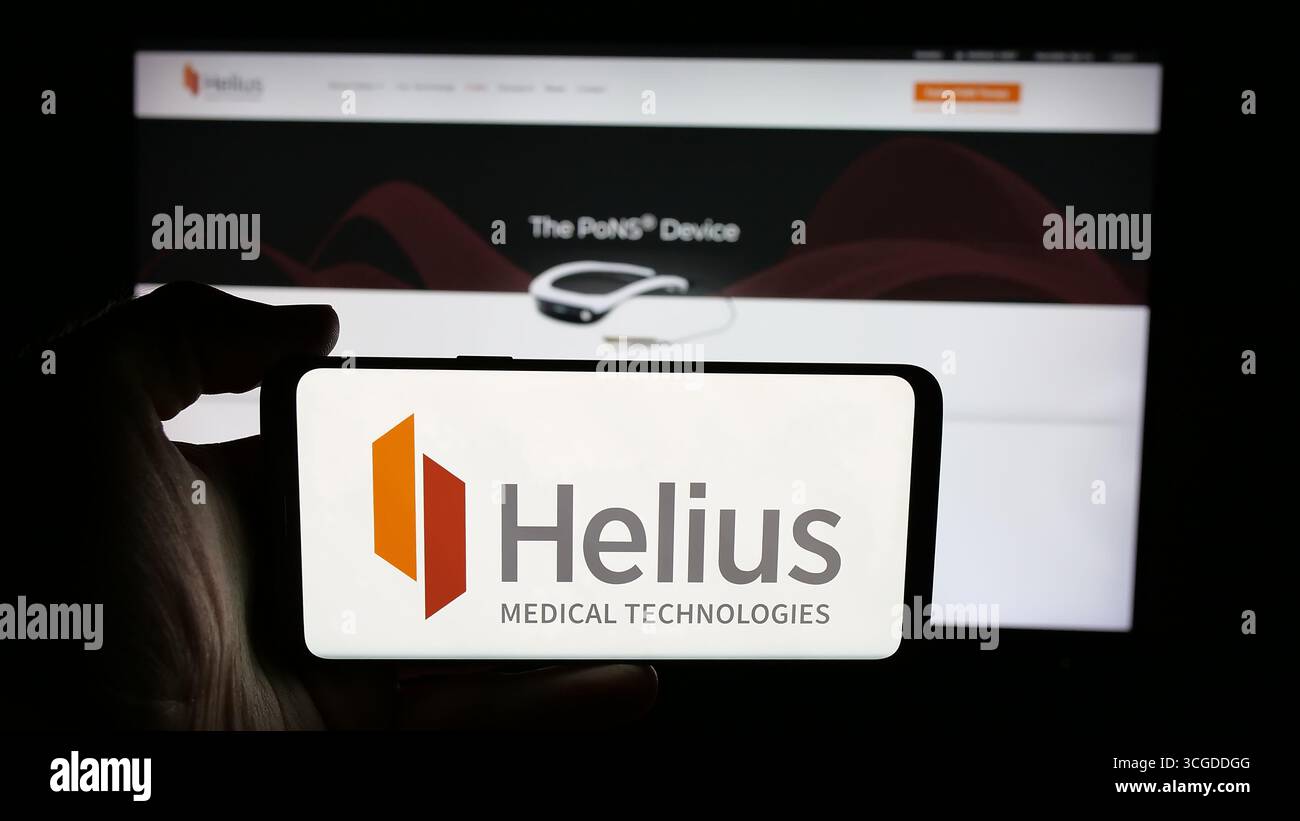 Allemagne. 19 août 2025. Dans cette illustration photo, une personne tient un téléphone portable avec le logo de la société américaine Helius Medical technologies Inc sur l'écran devant la page Web. (Crédit image : © timon Schneider/SOPA images via ZUMA Press Wire) USAGE ÉDITORIAL SEULEMENT ! Non destiné à UN USAGE commercial ! Banque D'Images