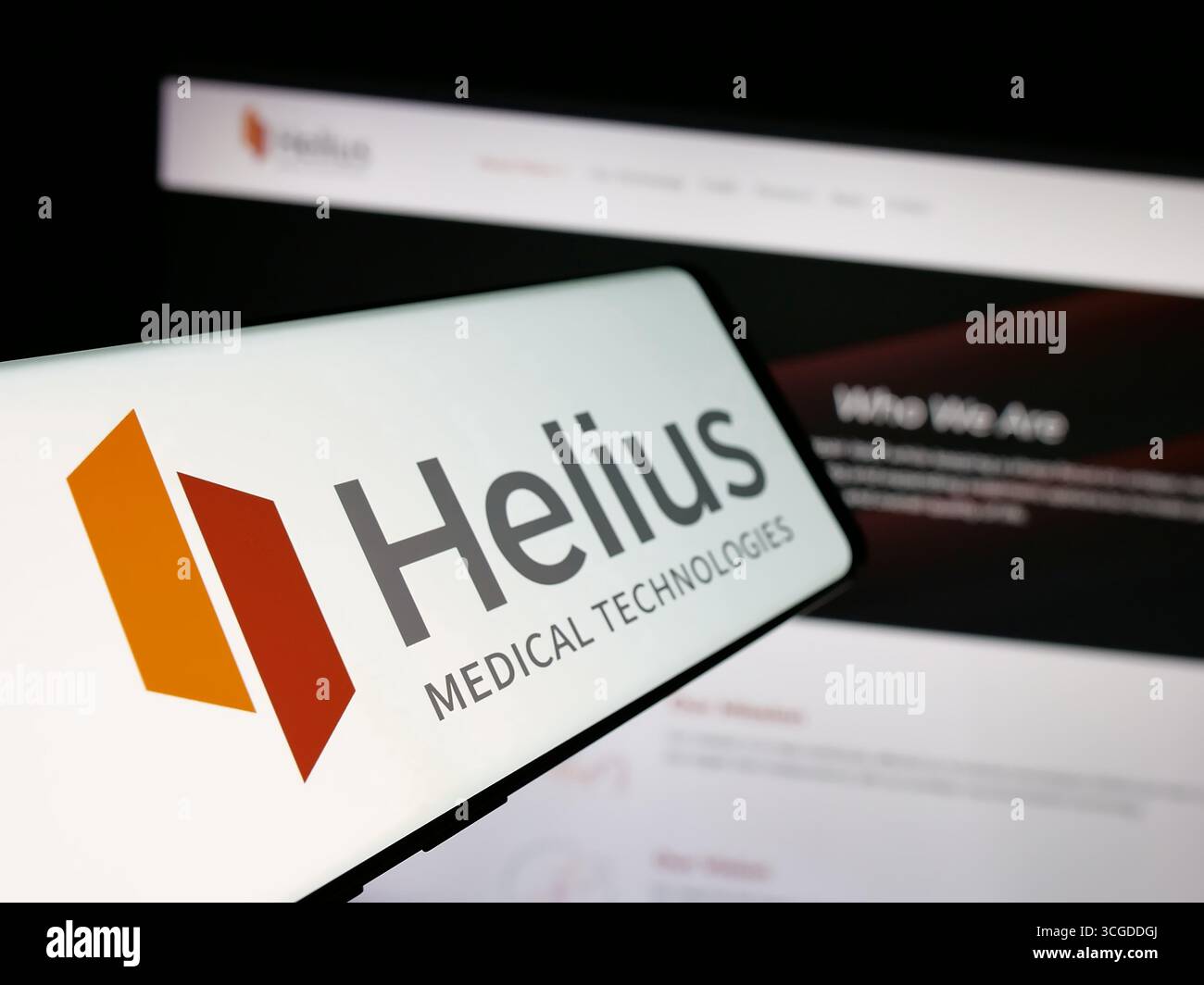 Allemagne. 19 août 2025. Dans cette illustration photo, un smartphone avec le logo de la société américaine Helius Medical technologies Inc est vu sur l'écran en face du site. (Crédit image : © timon Schneider/SOPA images via ZUMA Press Wire) USAGE ÉDITORIAL SEULEMENT ! Non destiné à UN USAGE commercial ! Banque D'Images