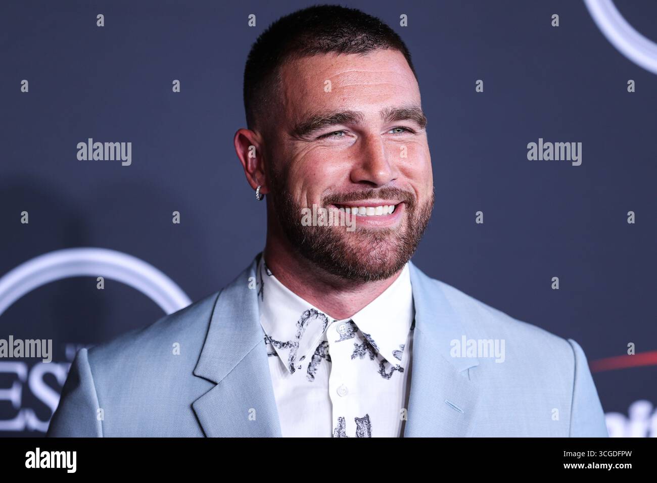 (DOSSIER) Taylor Swift et Travis Kelce sont fiancés. HOLLYWOOD, LOS ANGELES, CALIFORNIE, États-Unis - 20 JUILLET : le football américain Tight End pour les Chiefs de Kansas City de la National Football League (NFL) Travis Kelce arrive aux ESPY Awards 2022 qui se tiennent au Dolby Theatre le 20 juillet 2022 à Hollywood, Los Angeles, Californie, États-Unis. (Photo de Xavier Collin/image Press Agency) Banque D'Images (DOSSIER) Taylor Swift et Travis Kelce sont fiancés. HOLLYWOOD, LOS ANGELES, CALIFORNIE, États-Unis - 20 JUILLET : le football américain Tight End pour les Chiefs de Kansas City de la National Football League (NFL) Travis Kelce arrive aux ESPY Awards 2022 qui se tiennent au Dolby Theatre le 20 juillet 2022 à Hollywood, Los Angeles, Californie, États-Unis. (Photo de Xavier Collin/image Press Agency) Banque D'Images