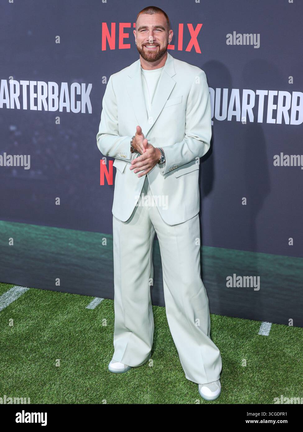 (DOSSIER) Taylor Swift et Travis Kelce sont fiancés. HOLLYWOOD, LOS ANGELES, CALIFORNIE, États-Unis - 11 JUILLET : le football américain s'achève pour les Chiefs de Kansas City de la National Football League (NFL) Travis Kelce arrive à la première à Los Angeles de la saison 1 du « quarterback » de Netflix qui s'est tenue au Netflix Tudum Theater le 11 juillet 2023 à Hollywood, Los Angeles, Californie, États-Unis. (Photo de Xavier Collin/image Press Agency) Banque D'Images (DOSSIER) Taylor Swift et Travis Kelce sont fiancés. HOLLYWOOD, LOS ANGELES, CALIFORNIE, États-Unis - 11 JUILLET : le football américain s'achève pour les Chiefs de Kansas City de la National Football League (NFL) Travis Kelce arrive à la première à Los Angeles de la saison 1 du « quarterback » de Netflix qui s'est tenue au Netflix Tudum Theater le 11 juillet 2023 à Hollywood, Los Angeles, Californie, États-Unis. (Photo de Xavier Collin/image Press Agency) Banque D'Images