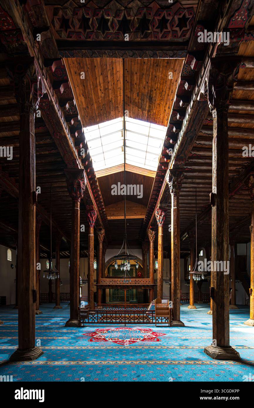 Beysehir, Konya, Turquie - 18 août 2025 : L'intérieur de la mosquée Esrefoglu à Konya Beysehir avec ses colonnes en bois et ses tapis Banque D'Images