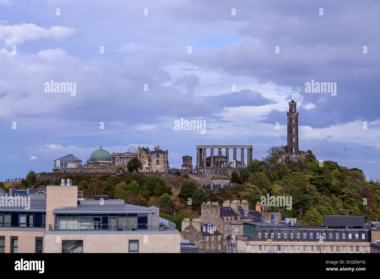 Calton Hill Édimbourg avec des touristes aux piliers grecs et au monument Nelson Banque D'Images