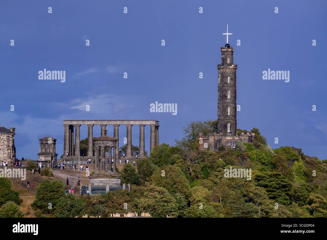 Calton Hill Édimbourg avec des touristes aux piliers grecs et au monument Nelson Banque D'Images