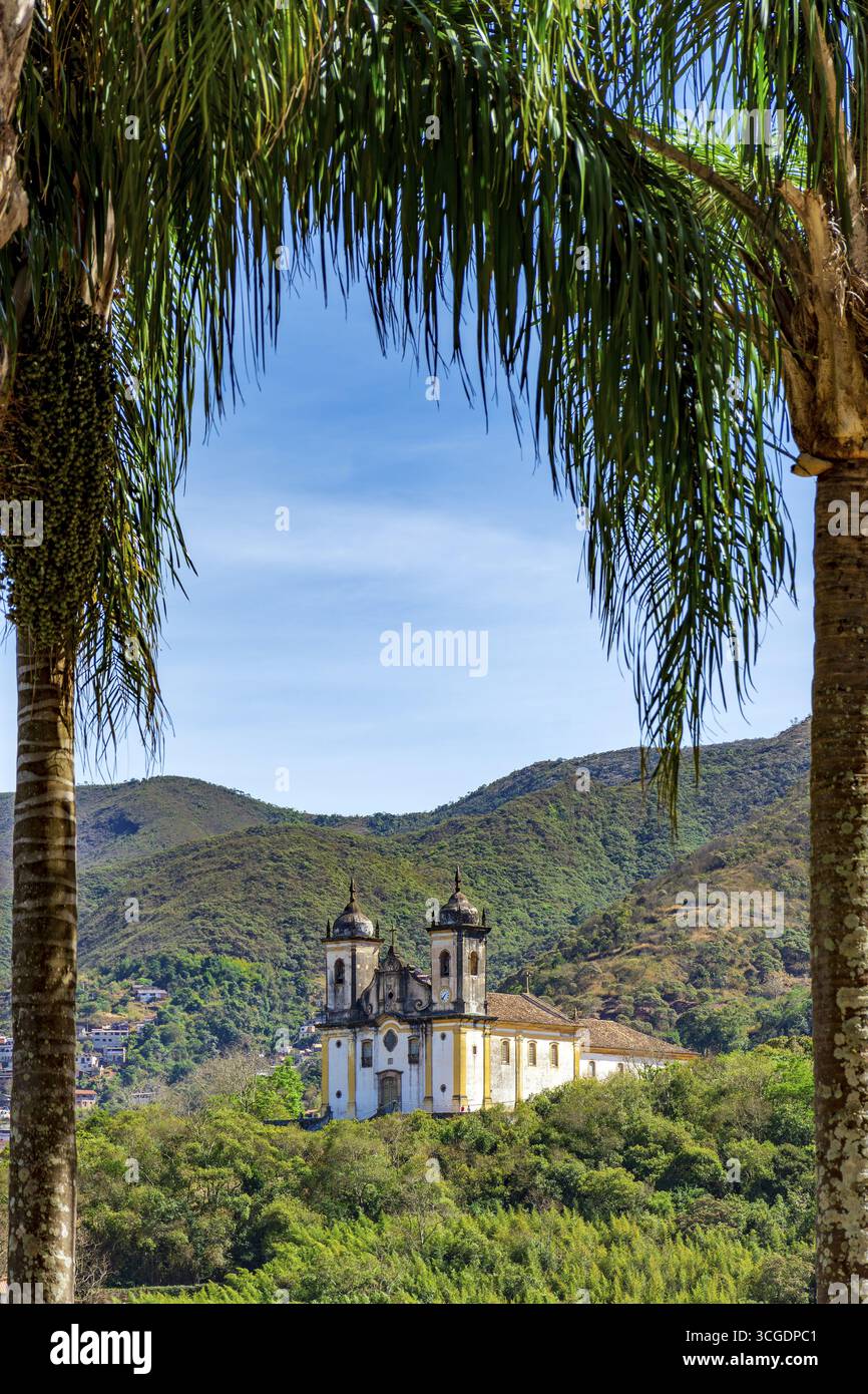 Église baroque historique vue à travers les arbres avec les montagnes de la ville d'Ouro Preto, Ouro Preto, Minas Gerais, Brésil Banque D'Images Église baroque historique vue à travers les arbres avec les montagnes de la ville d'Ouro Preto, Ouro Preto, Minas Gerais, Brésil Banque D'Images