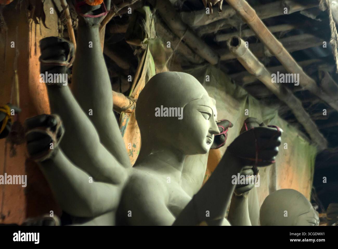 Les idoles de déesse sont préparées avec de l'argile avant le festival. Des idoles sont faites pour le festival Durga Puja. Banque D'Images