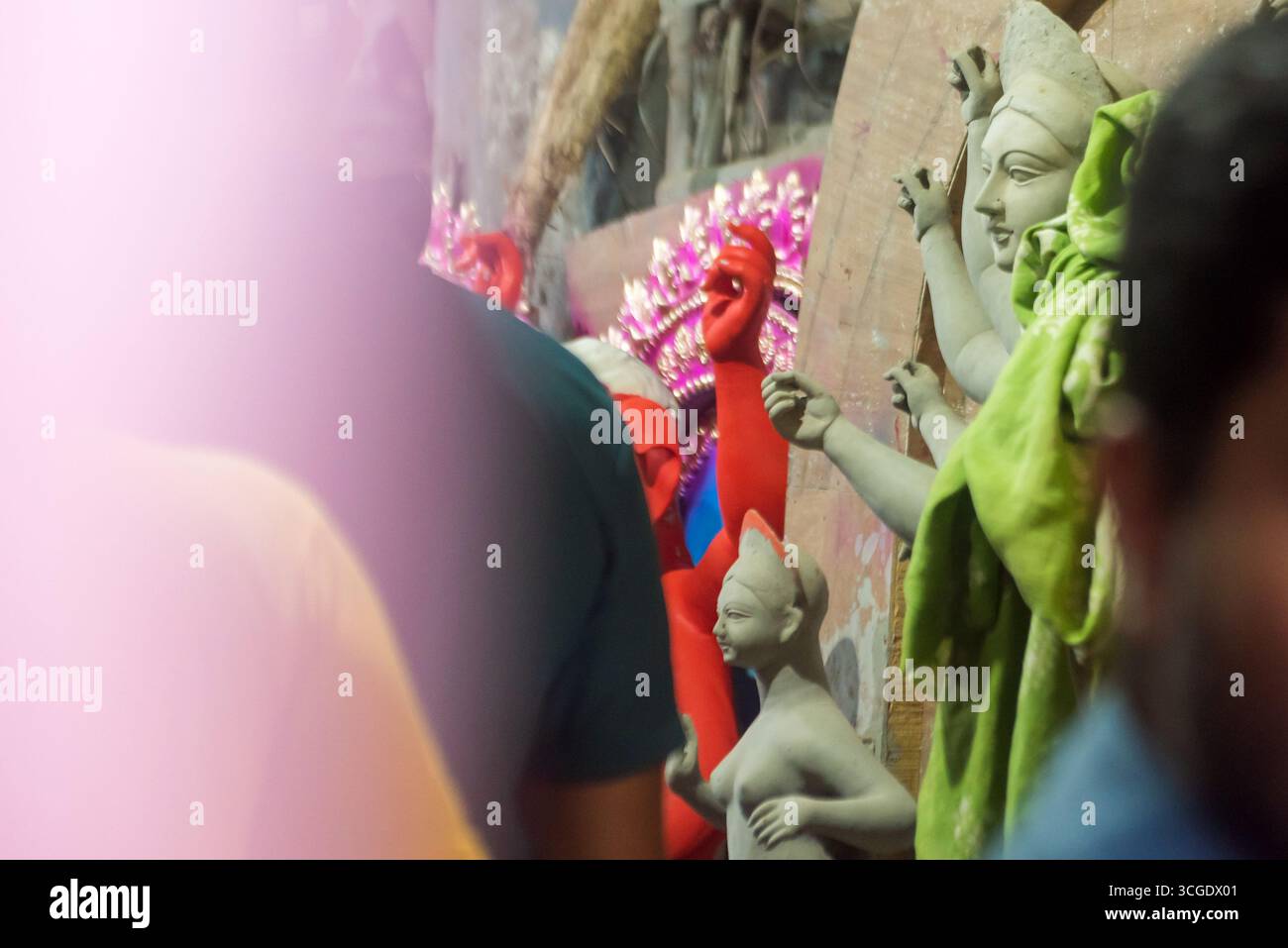 Les idoles de déesse sont préparées avec de l'argile avant le festival. Des idoles sont faites pour le festival Durga Puja. Banque D'Images