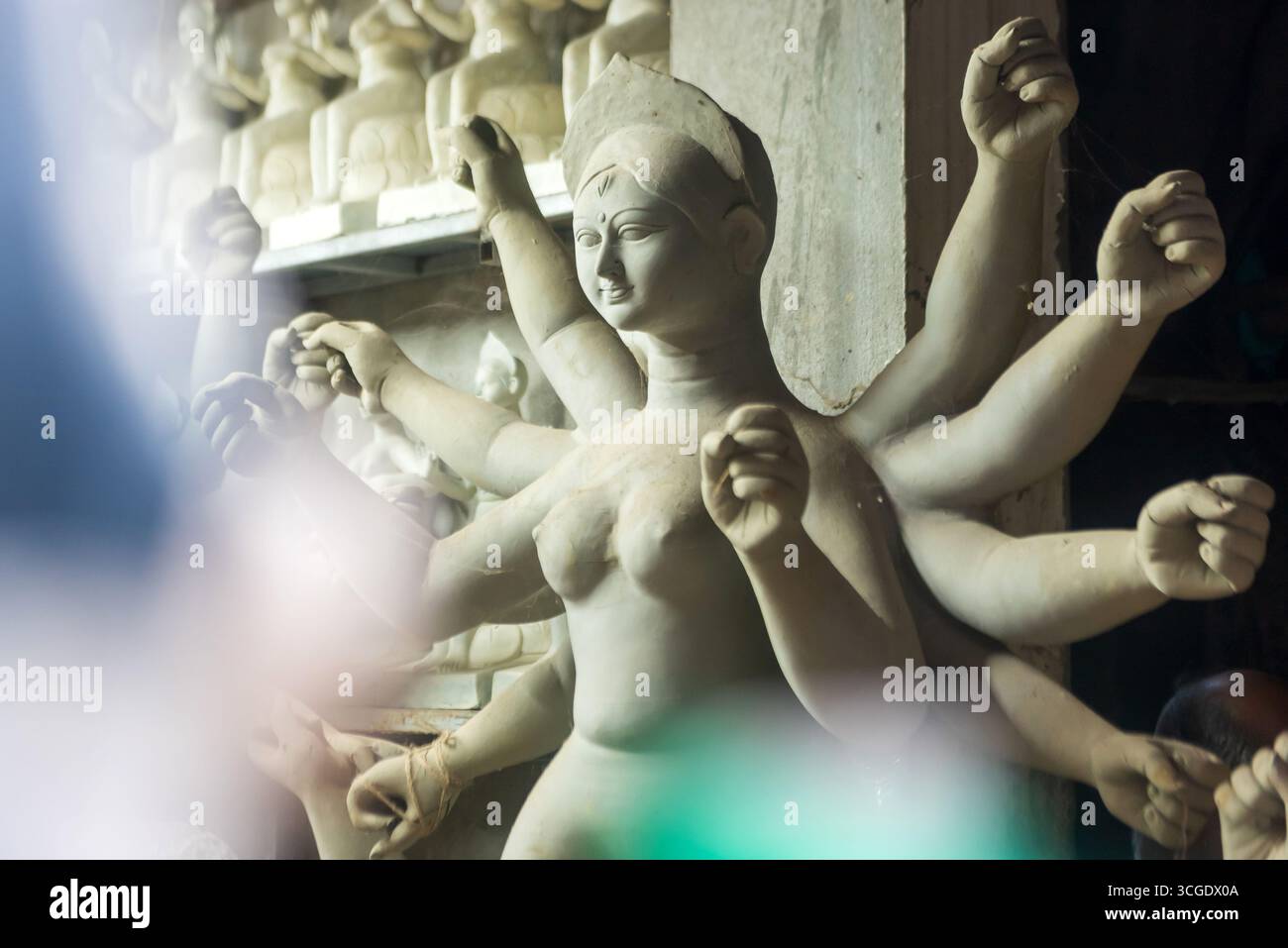 Les idoles de déesse sont préparées avec de l'argile avant le festival. Des idoles sont faites pour le festival Durga Puja. Banque D'Images