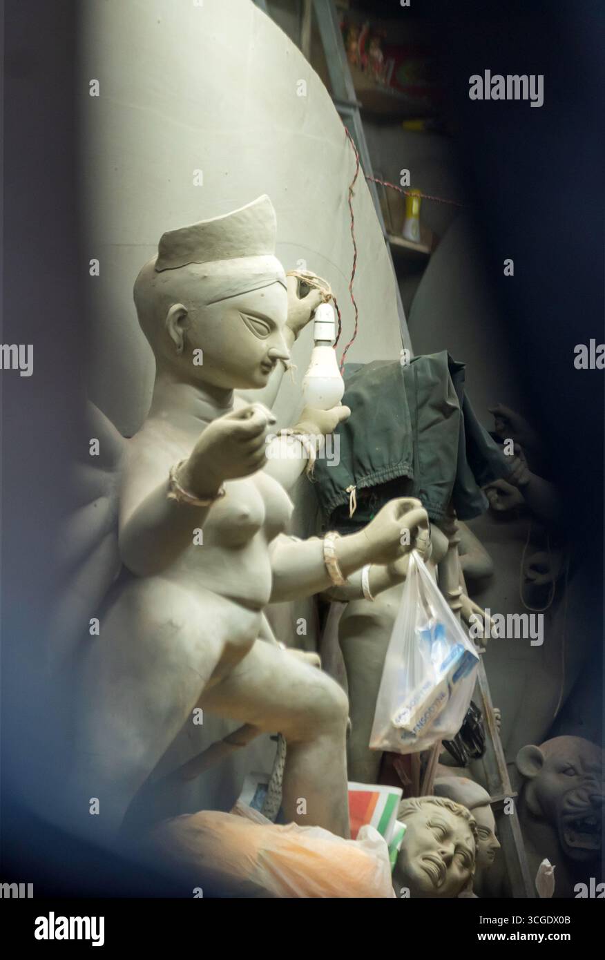 Les idoles de déesse sont préparées avec de l'argile avant le festival. Des idoles sont faites pour le festival Durga Puja. Banque D'Images