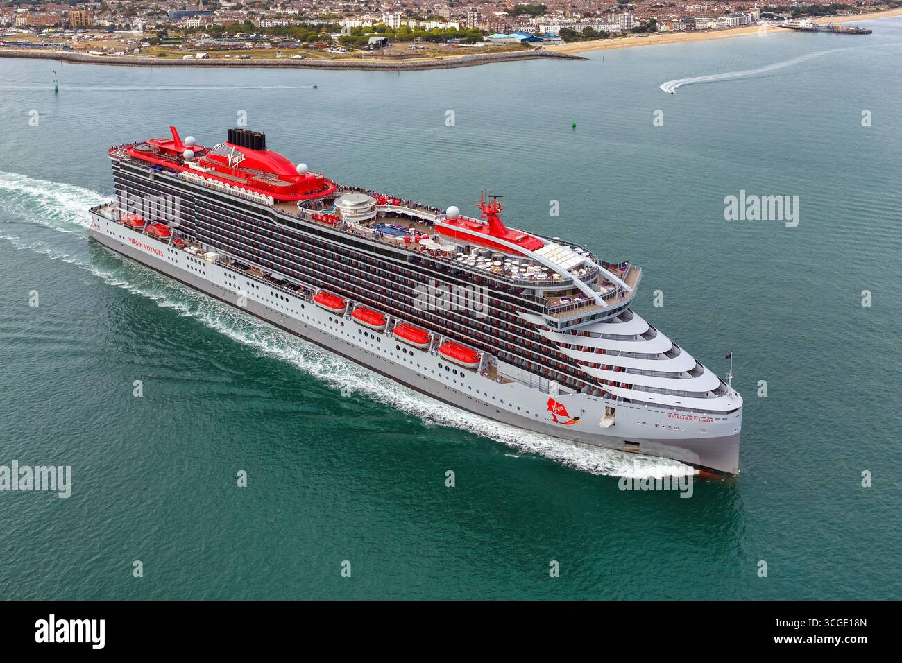La première escale à Portsmouth de Brilliant Lady, un navire de croisière exploité par Virgin voyages. Banque D'Images