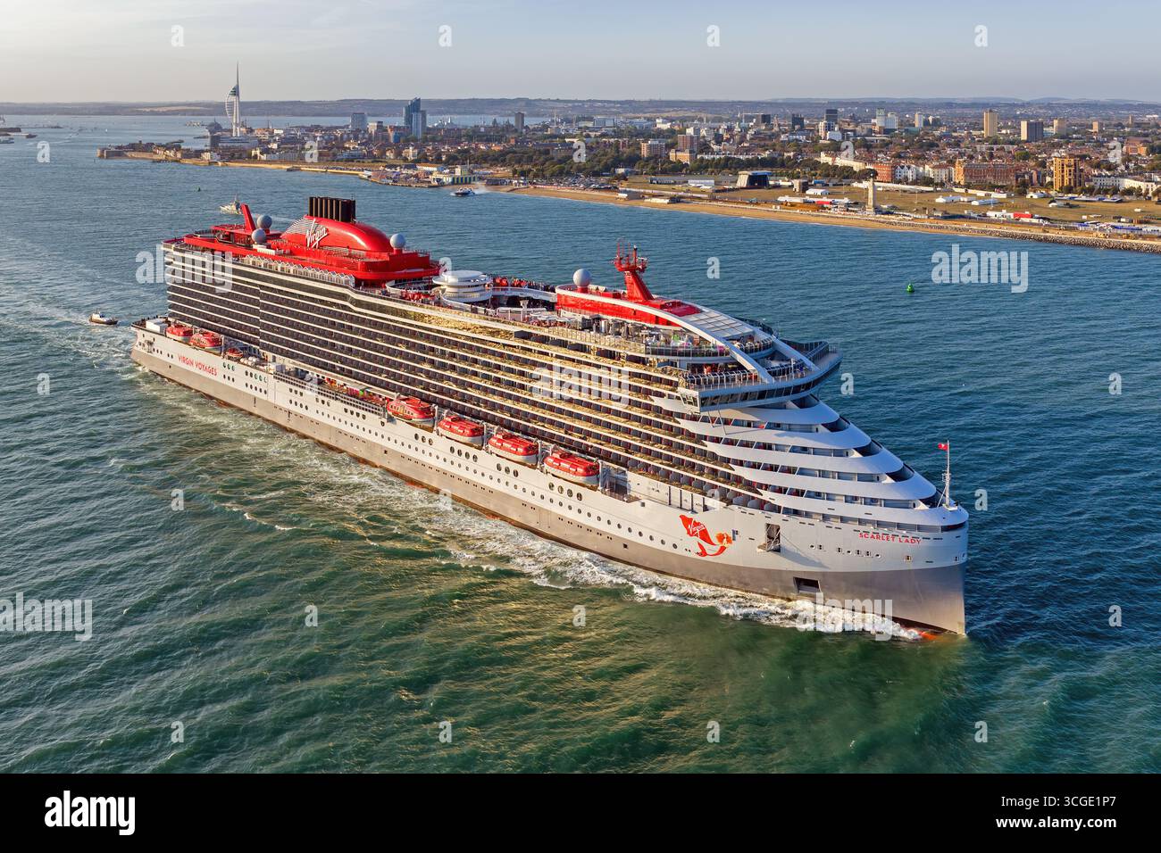 Scarlet Lady, un navire de croisière exploité par Virgin voyages, au départ de Portsmouth. Banque D'Images