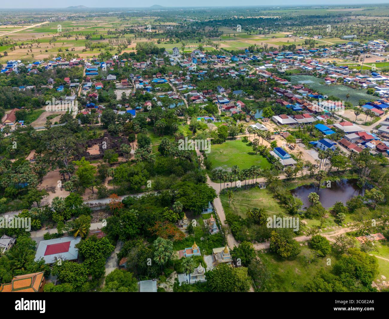 Vue drone d'un village cambodgien avec des toits colorés, des terres agricoles et de la verdure environnante près du lac Tonlé Bati dans la province de Takeo, au Cambodge. L'ima Banque D'Images