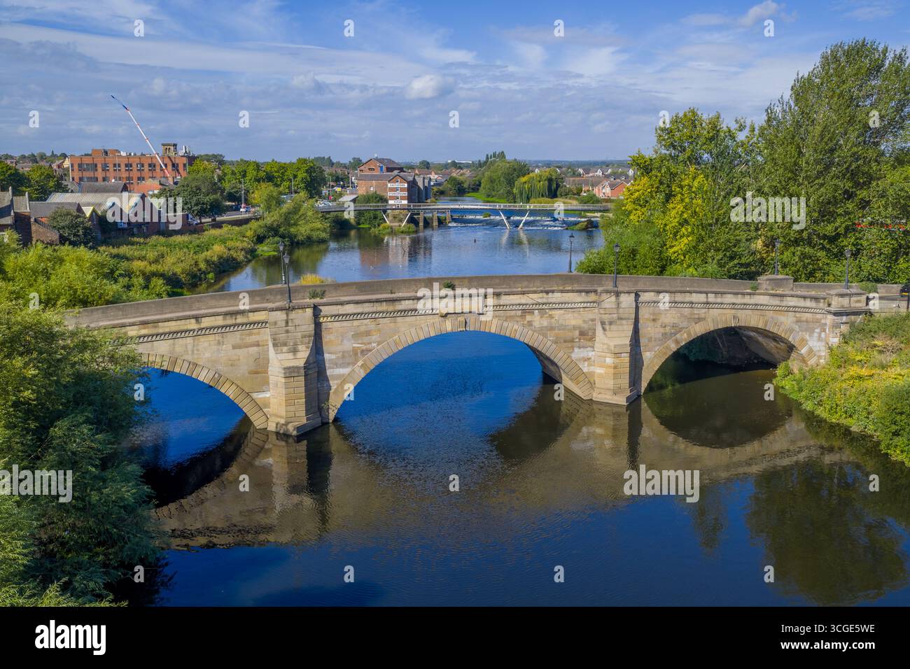 Centre-ville de Castleford et rivière Aire dans le West Yorkshire, montrant le paysage urbain et les bâtiments riverains. Banque D'Images