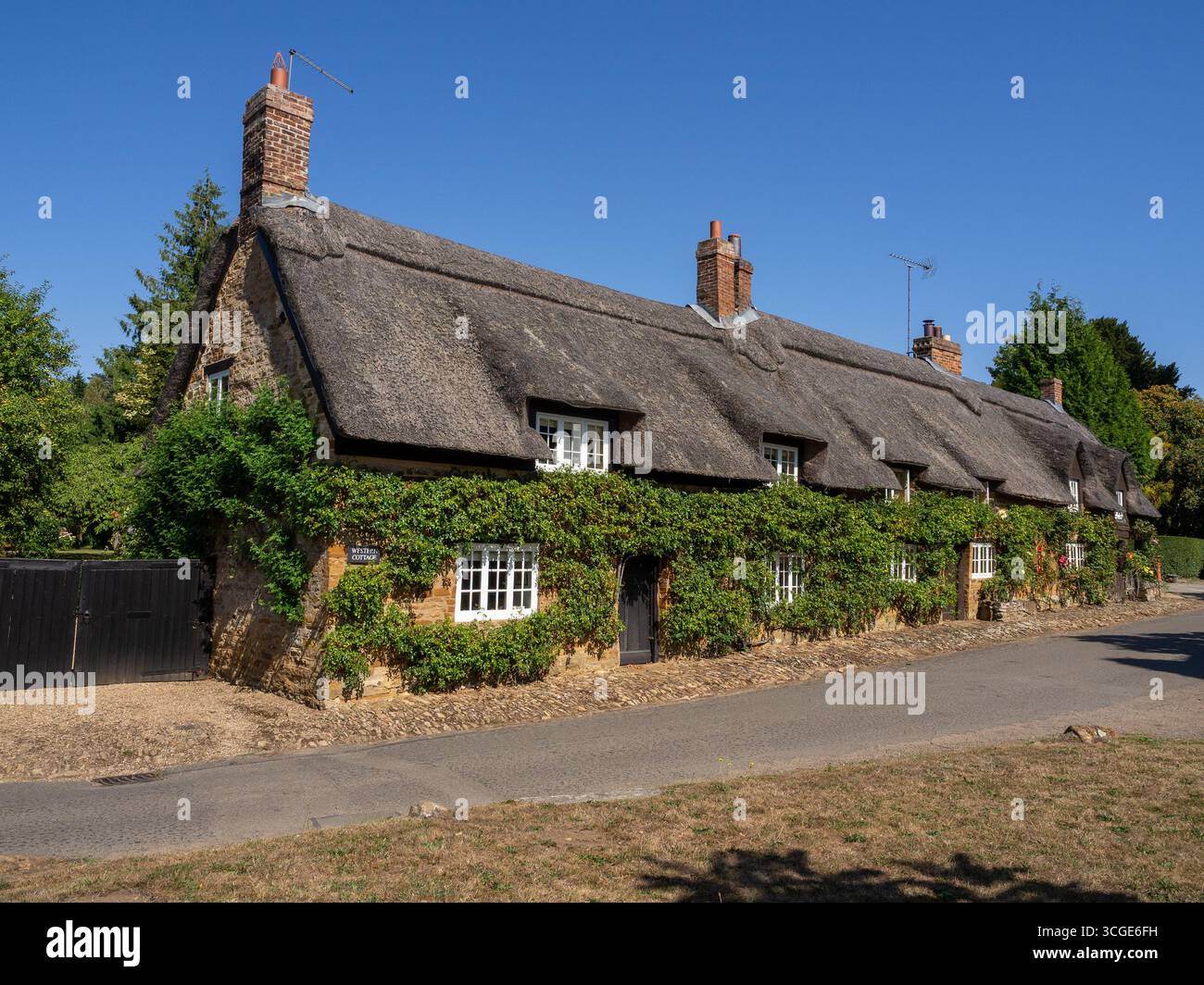 Rangée de cottages mitoyens en chaume dans le pittoresque hameau de Brockhall, Northamptonshire, Royaume-Uni Banque D'Images