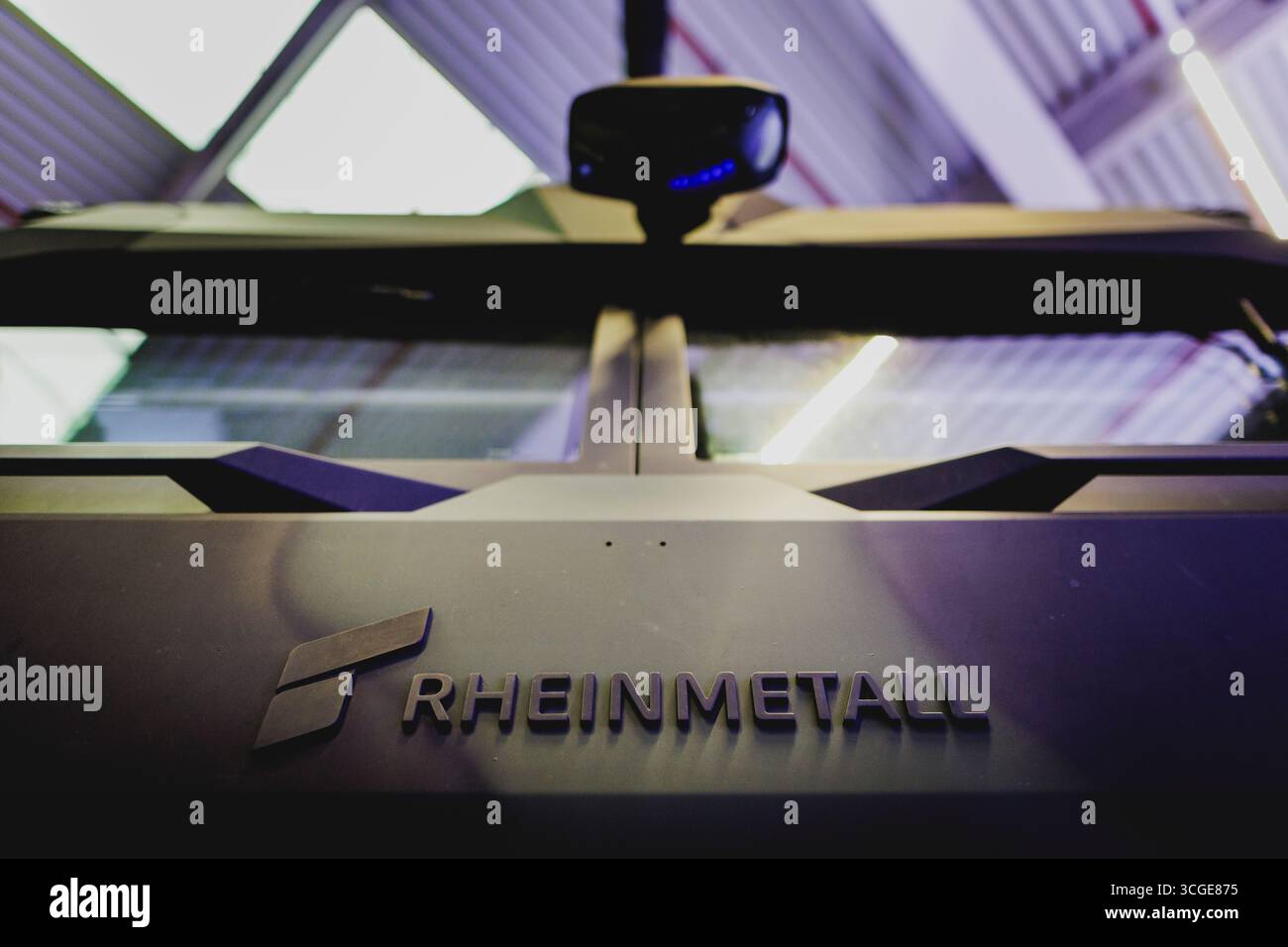 Unterluess, Deutschland. 27 août 2025. Le logo Rheinmetall est sur un camion blindé, photographié lors de l'ouverture de l'usine d'artillerie de Unterlüss, le 27 août 2025. Crédit : dpa/Alamy Live News Banque D'Images