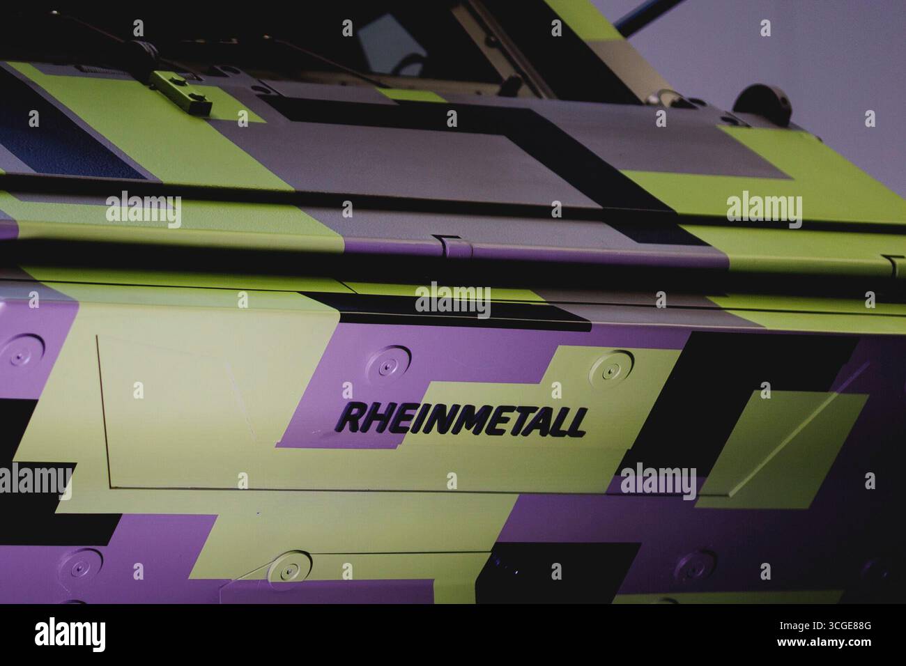 Unterluess, Deutschland. 27 août 2025. Le logo Rheinmetall est sur un camion blindé, photographié lors de l'ouverture de l'usine d'artillerie de Unterlüss, le 27 août 2025. Crédit : dpa/Alamy Live News Banque D'Images