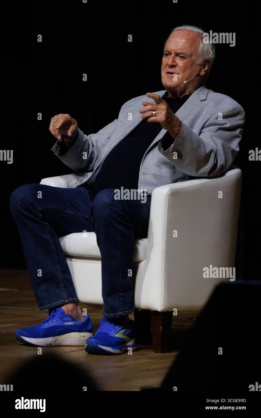 John Cleese a une réputation bien connue pour le déclin des prix, en particulier les honneurs britanniques, parce qu'il croit que de telles choses sont « plutôt stupides » et « pas très importantes ». Il a refusé un titre de chevalier de la reine à au moins deux reprises, déclarant qu'il n'était pas intéressé par cet honneur. Mais hier soir, lors d'un événement organisé par le Scalstick Festival à Bristol, il a gracieusement accepté leur Legacy Medal pour sa contribution à vie à Comedy. Il a reçu la distinction à la fin d'une soirée de conversation et de clips vidéo de Fawlty Towers et Monty Python animée par Alex Lovell, présentateur d'ITV Banque D'Images
