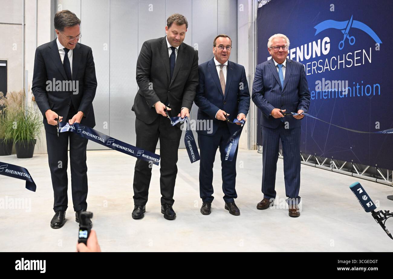 27 août 2025, basse-Saxe, Unterlüß : Mark Rutte, secrétaire général de l'OTAN (de gauche à droite), Lars Klingbeil (SPD), ministre fédéral des Finances, Boris Pistorius (SPD), ministre fédéral de la Défense, et Armin Papperger, PDG de Rheinmetall, assistent à l'inauguration de la nouvelle usine d'artillerie de Rheinmetall. L'usine produira des munitions d'artillerie et plus tard aussi de l'artillerie de roquette. Photo : Julian Stratenschulte/dpa Banque D'Images