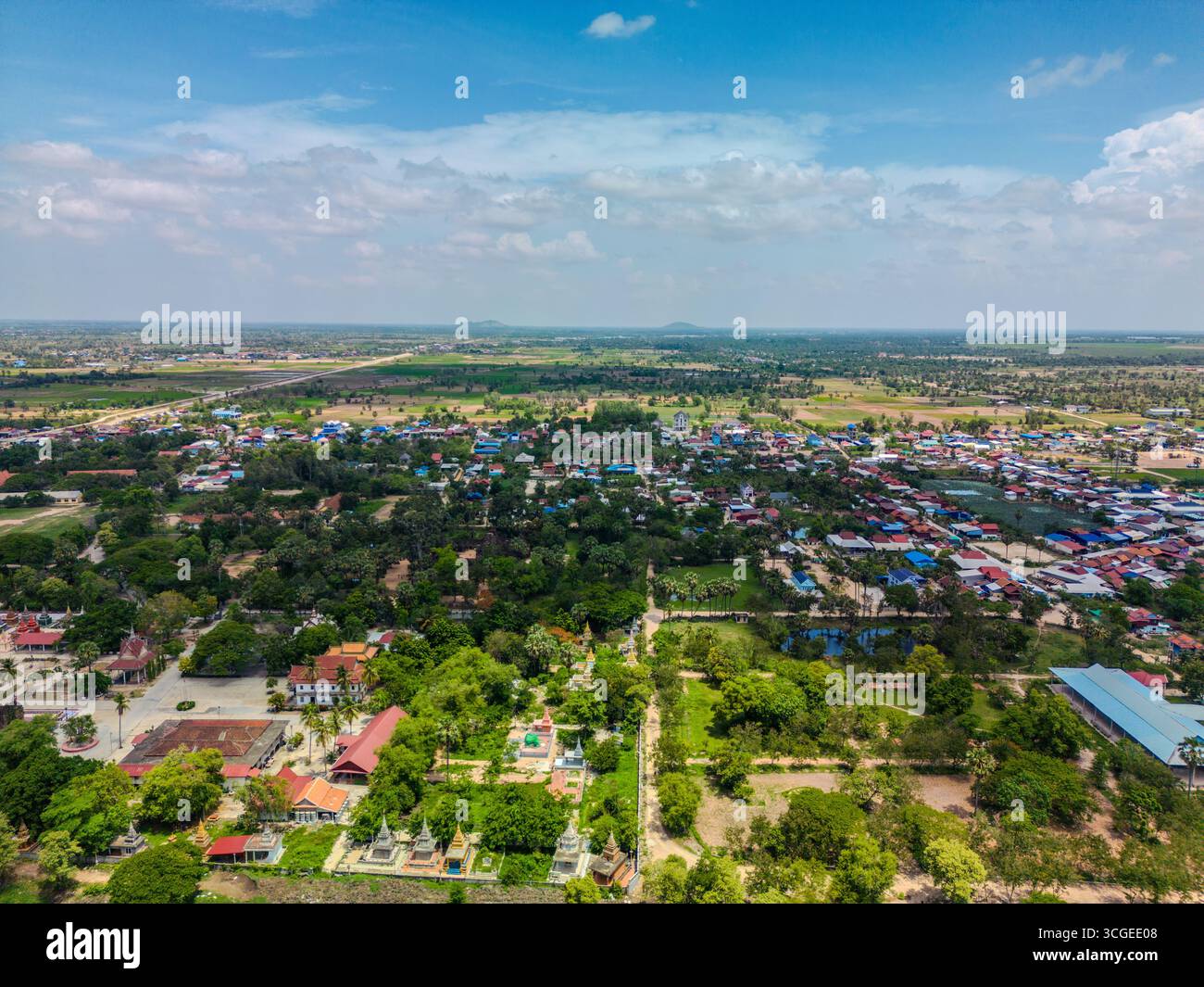 Vue drone d'un village cambodgien avec des toits colorés, des terres agricoles et un complexe de pagodes bouddhistes près du lac Tonlé Bati dans la province de Takeo, au Cambodge. Th Banque D'Images