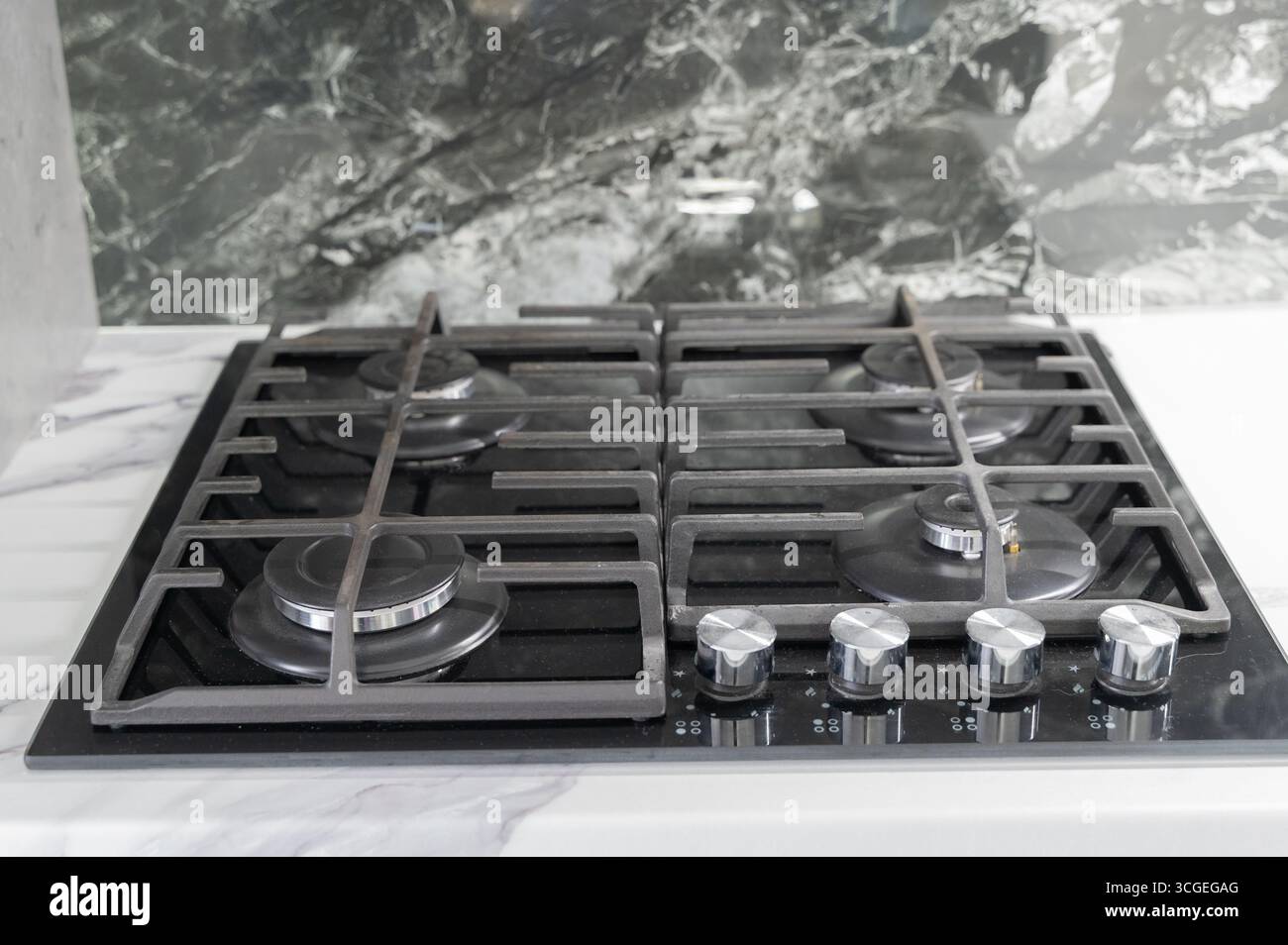 Table de cuisson à gaz élégante idéale pour les espaces culinaires modernes, dotée d'une construction durable et de brûleurs efficaces. Banque D'Images