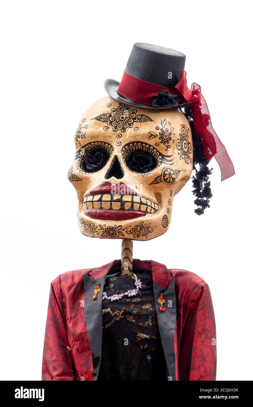 Dia de los Muertos (jour des morts) ornement, portrait drôle de femme crâne isolé sur fond blanc, décor Halloween, fête traditionnelle mexicaine Banque D'Images