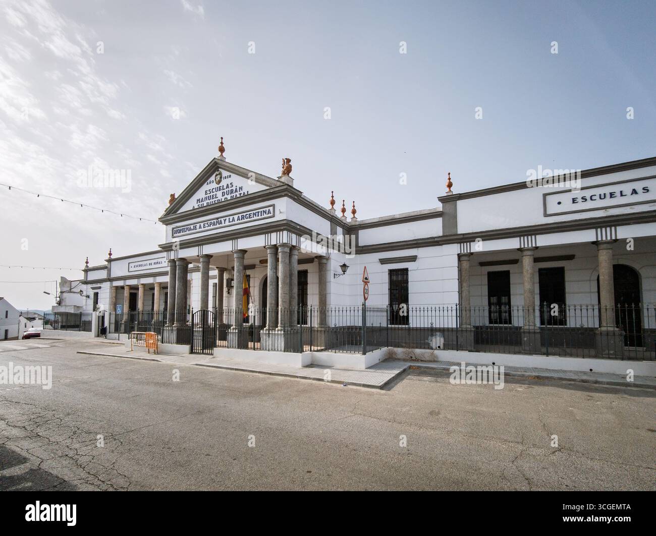 Construite en 1930, cette école néoclassique en Estrémadure reflète la fierté locale de Puebla del Maestre, célébrant les liens culturels. Banque D'Images