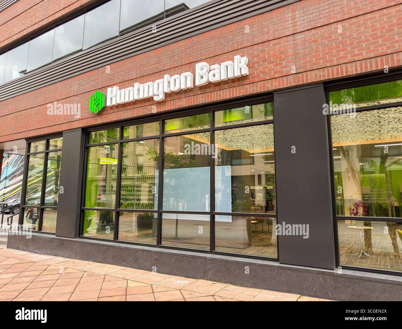 Denver, Colorado, États-Unis - 2 juin 2025 : vue extérieure de la succursale de la Huntington Bank dans le centre-ville de Denver. - Image de stock capturée avec un smartphone