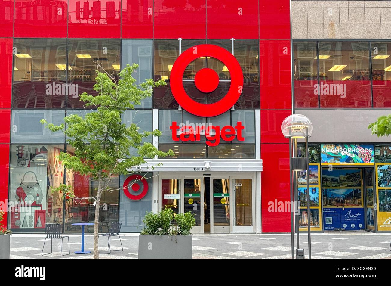 Denver, Colorado, États-Unis - 2 juin 2025 : entrée du magasin Target situé sur la 16e rue du centre-ville. - Image de stock capturée avec un smartphone